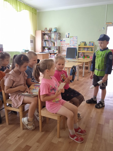 "Там где транспорт и дорога Знать порядок всё должны На проезжей части строго Игры всё запрещены" "Там где транспорт и дорога Знать порядок всё должны На проезжей части строго Игры всё запрещены".